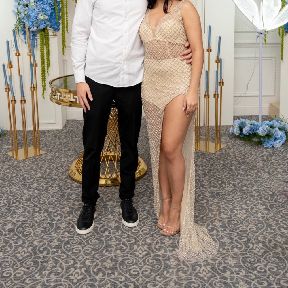 I am selling this gorgeous prom dress, only worn once !